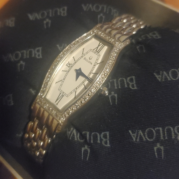 LADIES BULOVA WATCH - Picture 4 of 6